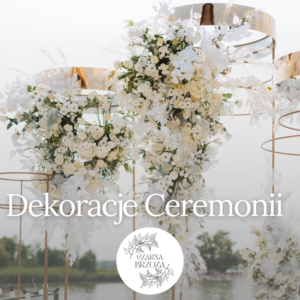 Obraz oplecionych kwiatów w okól stojaków na tle otwartej przestrzeni