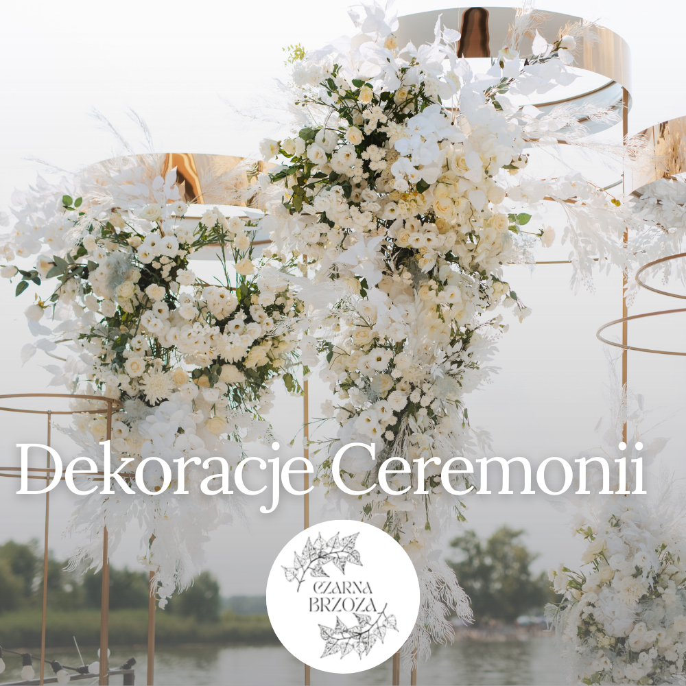 Obraz oplecionych kwiatów w okól stojaków na tle otwartej przestrzeni