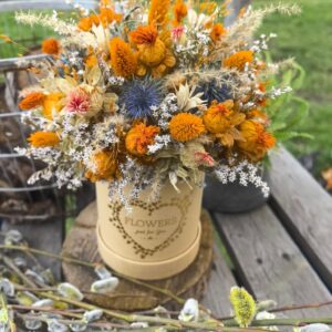 Flower Box w naturalnym, papierowym pudełku z dekoracyjnym złotym nadrukiem, pełen ciepłych odcieni suszonych kwiatów i roślin