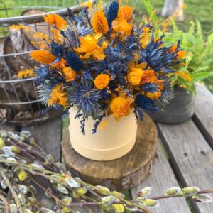 Flower Box w naturalnym, papierowym pudełku, wypełniony kontrastującą harmonią barw