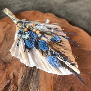 Zdjęcie toppera położonego na drewnianej podstawie