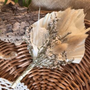 Delikatny topper w naturalnych, piaskowych odcieniach