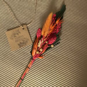 Czerwony topper położony na macie w prążki