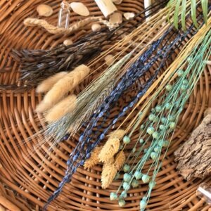 Zdjęcie zestawu roślin leżących wewnątrz kosza wiklinowego