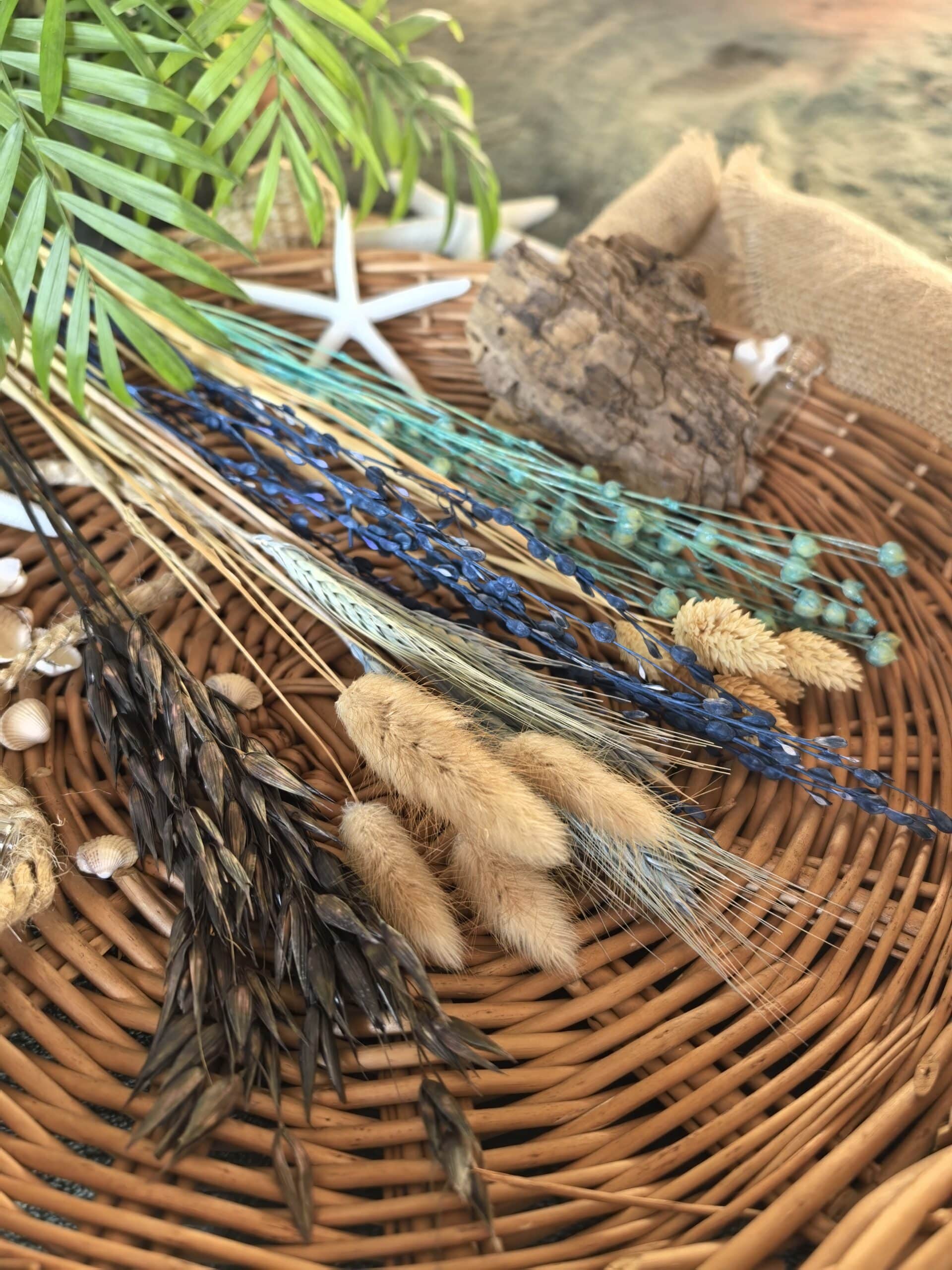 Zdjęcie zestawu roślin leżących wewnątrz kosza wiklinowego