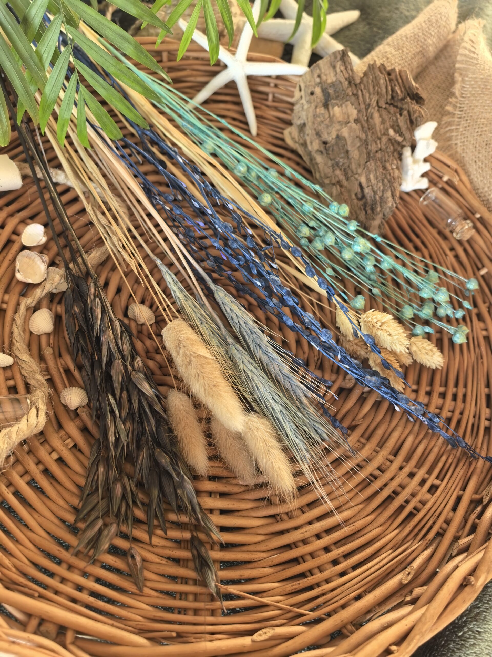 Zdjęcie zestawu roślin leżących wewnątrz kosza wiklinowego