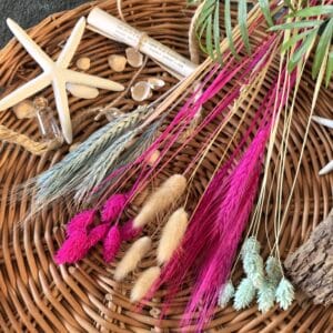 Zdjęcie zestawu roślin leżących wewnątrz kosza wiklinowego